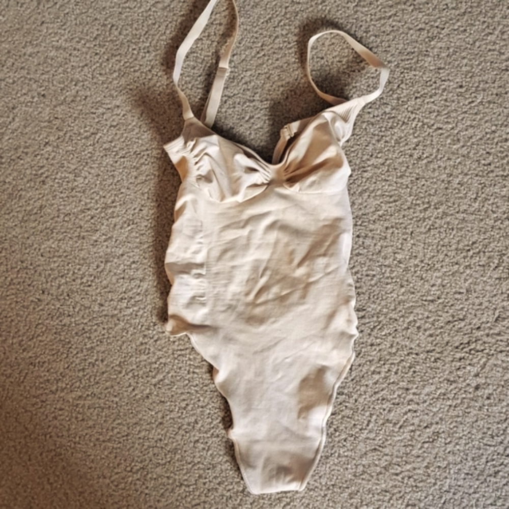 MEDIUM    SKIMS SEAMLESS SCULPTING THONG BODYSUIT - Picture 4 of 8